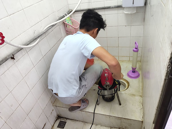 东莞管道堵塞冒臭气 专业师傅现场解决问题
